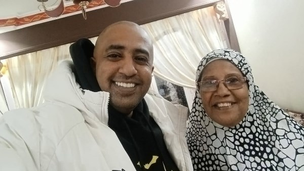 تفاصيل حادث والدة محمد أوتاكا: دعوات الجمهور وموقف الفنان