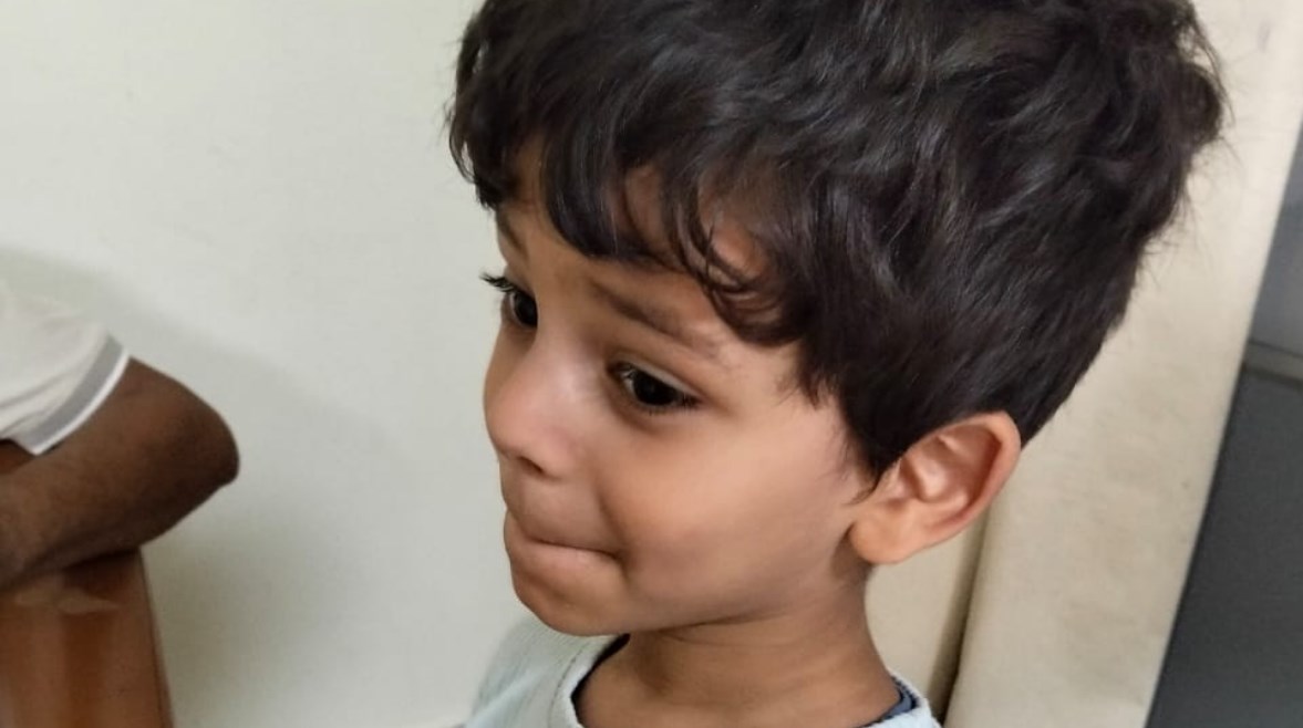 من "شرخ بسيط" إلى خطر البتر.. رحلة ألم طفل وصرخة أم في وجه الإهمال الطبي