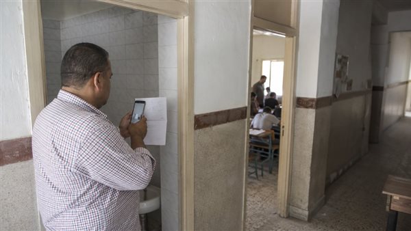 فضيحة في حمام اللجنة: تفاصيل ضبط مراقب في امتحان الإنجليزي