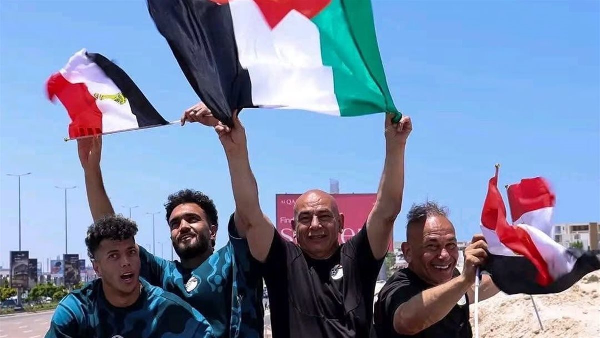 نجوم الفن يستقبلون أبطال المنتخب في العلمين بعد رحلة المونديال